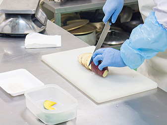 木村食品では、要望を元に商品を実際に作成して試作を重ねます