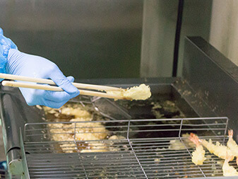 お客様のご要望に添えなかった部分を改善し、試作をするという繰り返しで商品を改善していきます