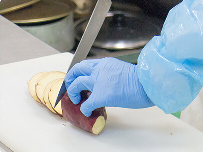 食品をカットする工程は木村食品の自社内でおこなっています