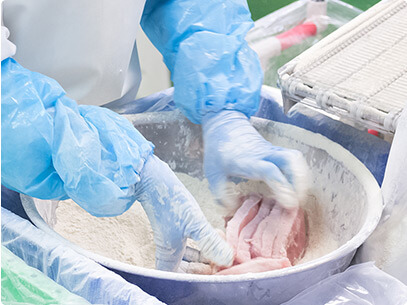 肉・魚に衣をつける作業まで手作業でやることで、お客様の希望の商品に近づけることができます。