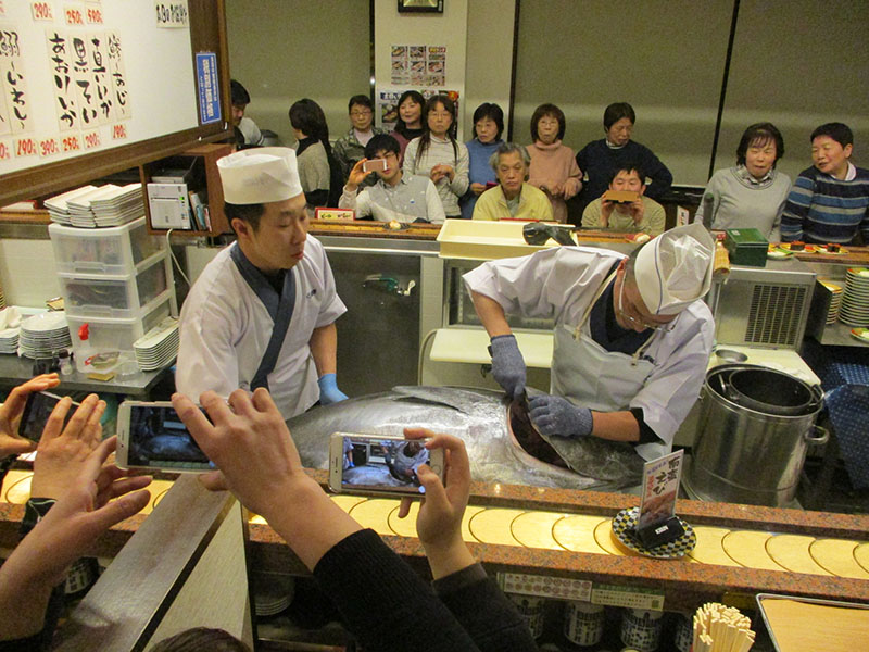 マグロの解体ショー