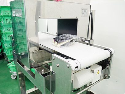 木村食品では金属探知機を導入し、異物混入を予防しています