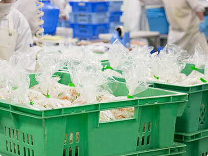 食品は全て、お客様の手に渡るまで徹底的に管理しています。